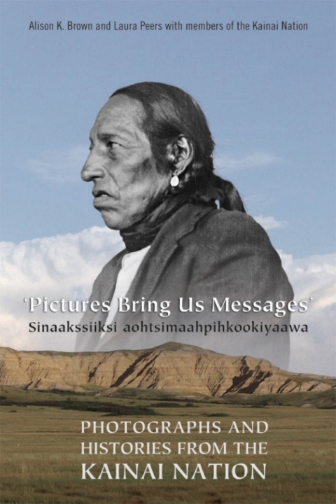 Cover image for book Pictures Bring Us Messages / Sinaakssiiksi aohtsimaahpihkookiyaawa