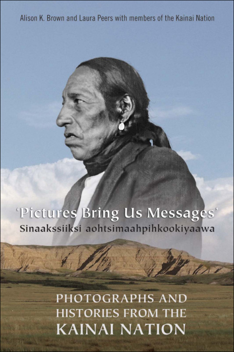 Cover image for book Pictures Bring Us Messages / Sinaakssiiksi aohtsimaahpihkookiyaawa